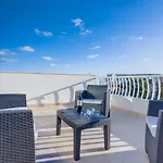 Centric And Modern Penthouse Close To Amenities شقة