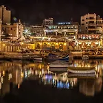 Centric And Modern Penthouse Close To Amenities דירה