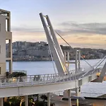 Centric And Modern Penthouse Close To Amenities مسيدا