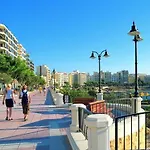 Centric And Modern Penthouse Close To Amenities شقة
