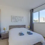 Centric And Modern Penthouse Close To Amenities شقة