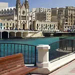 Centric And Modern Penthouse Close To Amenities شقة