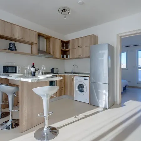 Centric And Modern Penthouse Close To Amenities Daire