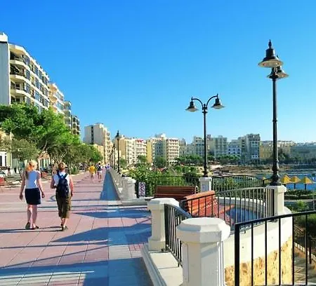 Centric And Modern Penthouse Close To Amenities Apartment