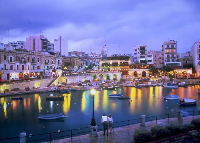 Centric And Modern Penthouse Close To Amenities *