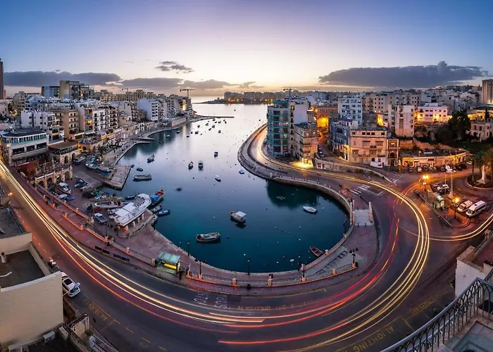 Centric And Modern Penthouse Close To Amenities *